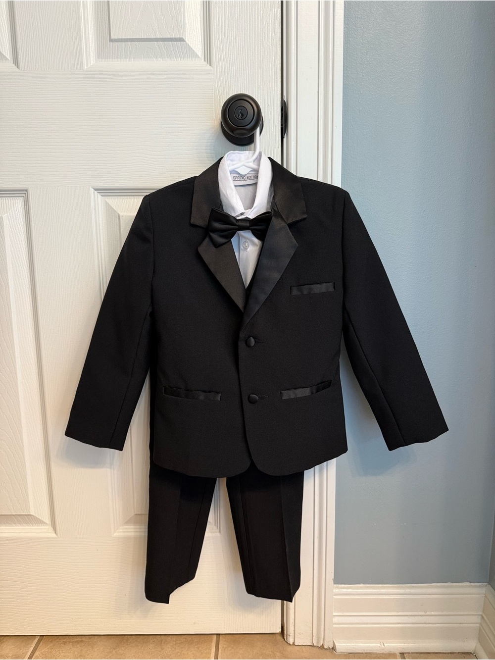 Classic Black Boys' Tuxedo Jacket & Pants Set with Bow Tie 4T